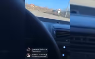 场面混乱！乌克兰人驾车直播时误入火箭炮轰炸区，炸飞的尘土直接溅到车窗上