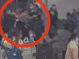 “为啥看我？”“看你咋地！” 地铁里对望一眼便惨遭围殴，北京警方：3人被拘！