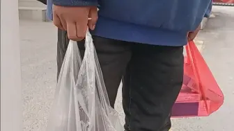10岁男孩经常独来独往 妈妈还没回来  志愿互助中心：有一对一志愿者照顾他
