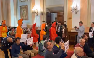西班牙抗议人士扮成大虾闯入市议会：多次打断会议 大喊“吃虾的人”