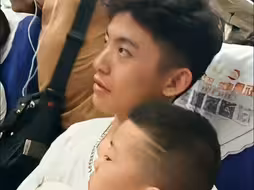 大学生火车上抱娃一整夜！“在外互助”照进现实了❤