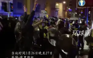 英国警察与示威人群发生激烈冲突：烈性警犬开道警盾狂砸人群，连记者也没放过