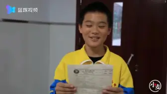 中学老师给学生制作惊喜盲盒墙 抽到试卷的同学反应亮了