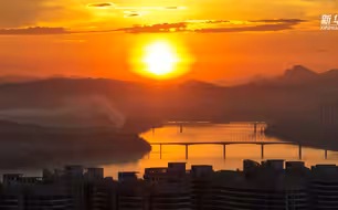 近日，在广西柳州，夕阳西下，漫天的霞光映红江面，宛如一幅美丽的画卷。伴随#周深 的歌声，一起欣赏这夏日美景。#最美中国