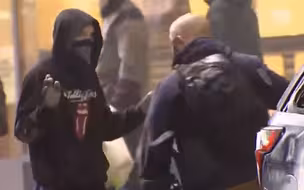 美国抗议者偷走警用步枪，光头保安瞬间夺回