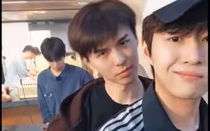 “哥哥们会回来的”“看，没骗你们吧”