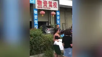 轿车冲进驾校撞伤教练 工作人员：司机系曾经学员 或把油门当刹车