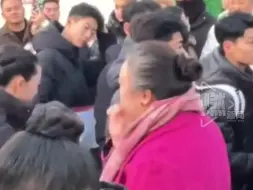 舞蹈艺考老师对考生妆容审查 温柔对孩子们说再梳梳头发  把时间留给热身