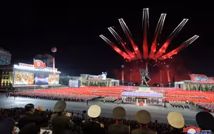 朝鲜夜间阅兵庆祝“战胜节” 新型无人机和洲际弹道导弹亮相