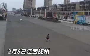 两车相撞行人车缝逃生 网友：幸亏腿脚好