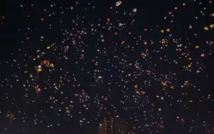 现场！武汉市民齐聚江滩倒计时迎新年 零点武汉气球飘满夜空