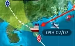 7月2日，香港西南海域一艘货轮断裂成两截，约30名船员弃船逃生