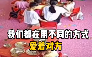 幼儿园老师蹲着给小朋友喂饭，小男孩看到后默默将小板凳放在老师身后