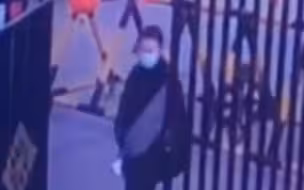 男孩撒气推女孩，女孩委屈地原地倒下，网友：友谊的小船说翻就翻