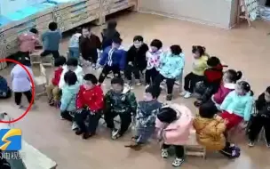 这是拜年后遗症吗？萌娃上课时突然开始跪地磕头
