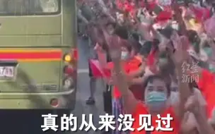 军民一条心！群众自发夹道欢送消防官兵，山城人民的朴实热情太感人！