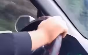 玩儿太大！少年为当网红单手山路飙车：还带着3人