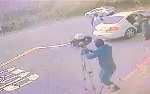 美国记者报道现场 遭遇持枪抢劫