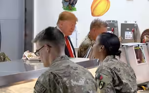 特朗普突访阿富汗为士兵打饭 宣布重启与塔利班谈判