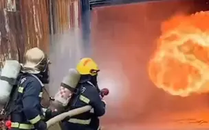 消防员正在进行专业化培训 面对熊熊烈火 消防员手托水枪 稳步上前“搏斗”直至火焰熄灭