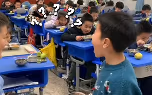 网友：全体“土拨鼠”抬头那一刻绷不住了！超可爱！