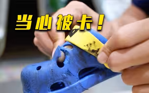 穿“洞洞鞋”乘扶梯有多危险？一眨眼鞋子就被卷入扶梯