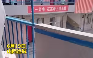 妈妈去学校接一年不见的女儿，认出后一句“妈妈”让人泪目！