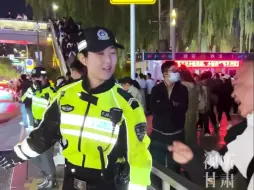 在兰州中山桥，执勤交警的微笑和热情治愈着每一个路人！