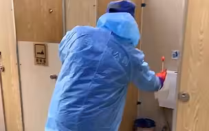 公厕管理员：垃圾桶都是成人尿不湿 让人心酸
