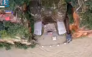 四川乐山洪峰过境 江水迅猛上涨漫进城区 大佛佛脚都被淹了