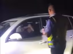山东一镇纪委书记涉酒驾被查拒不下车，官方:已停职