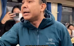 新疆大叔坐硬座去拉萨，同车厢都是大学生气氛直接拉满，“青春没有售价，硬座直达拉萨”。