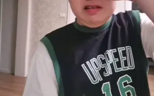 小男孩帮妈妈拔针 看到出血后急得跺脚心疼大哭