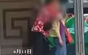 成都一男子持刀伤人后挟持一名女性人质 ，公安机关赶到后将持刀男子制服，安全解救人质！