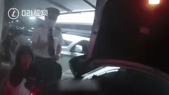 熊孩子误碰电子锁被困车内，消防砸奔驰车窗救娃