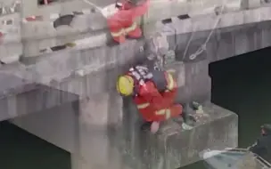 男子酒后欲轻生，消防员奋不顾身跳水救人