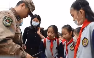 西藏军区邀请小学生参观军营，讲解时孩子们崇拜的眼神亮了！
