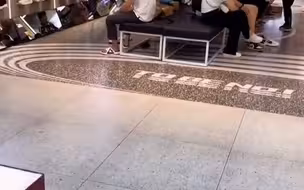 和线上比较，实体店人有点少啊