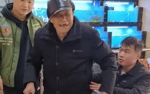 99岁父亲拄拐去给72岁女儿过生日。网友：72岁还有爸爸叫，真的好幸福吧。