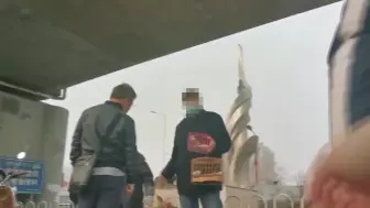 嚣张！这些人竟在大街上贩卖国家级保护鸟类