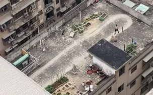 男子楼顶跑步将地面磨平 踩出一条显眼跑道 自律画面被网友拍下