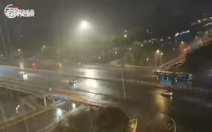 老天哭了！北京城区大雨如注，电闪雷鸣
