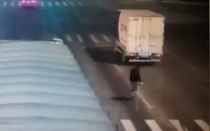 男子闯红灯过马路被撞 ，爬起来后淡定离开，留下货车司机在风中凌乱！