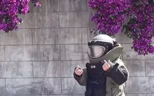 这也太欢乐啦！夏季训练结束后的必经路，成了#成都特警基地网红打卡地，小度度也好想去打卡！