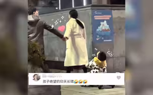 爸妈在前面秀恩爱 萌娃在后努力蹬车追赶 网友一边羡慕一边调侃