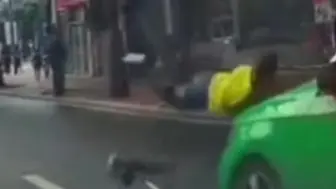 哎！男孩踩滑板车横穿马路，先是躲过一险，紧接着又被撞飞！