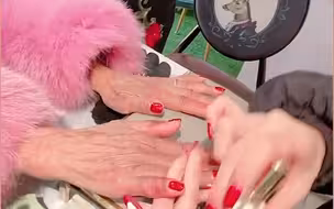 女人爱美不分年龄！90岁老奶奶穿红色皮草 坐轮椅去美甲店做美甲