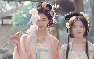 “十二花神”泛舟游玩 引游客争相拍照 “短短十几秒就心动了好几次”