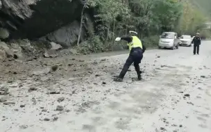 总有人替你负重前行！民警清理路面石块险被飞石砸中
