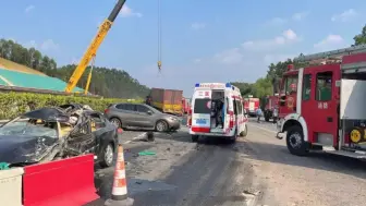 兰海高速钦州段 一货车冲过防护栏撞向对面5辆汽车致5死11伤